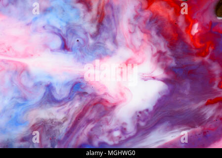 Abstrakte flüssige Milch fließende Muster wie Nebel im Universum mit unterschiedlichen Farben Weiß, Blau, Rot und Pink Stockfoto