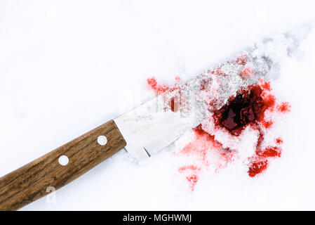 Scharfe metall Messer Kante verwendet als heftiger Mordwaffe mit Blut Tropfen auf einem weißen Schnee Hintergrund. Blade abgedeckt, die Gewalt mit Kopie Raum Stockfoto