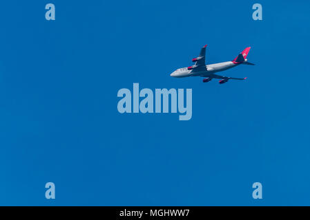 Virgin Atlantic Jumbo Jet Boeing 747 Big blue sky Stockfoto