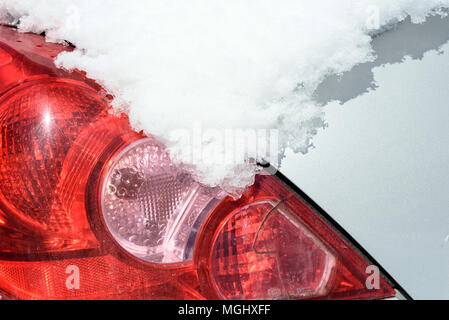 Auto Rückansicht Licht und Indikator und verdeckt in eine dicke Decke von Schnee im Winter. Kopieren Sie Raum für extremes Wetter Verkehr con Stockfoto