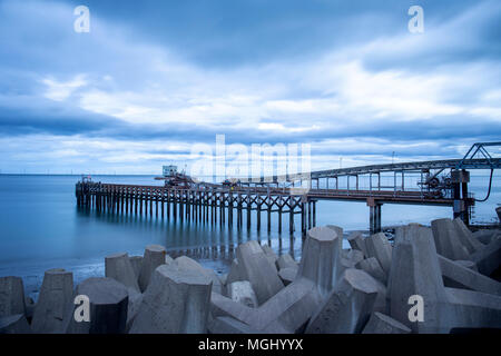 Raynes Steinbruch und Bootsanleger mit See Defense in Llanddulas North Wales UK Stockfoto