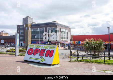 Family Fun Fair"-Schild in Rhyl Denbighshire Wales UK Stockfoto