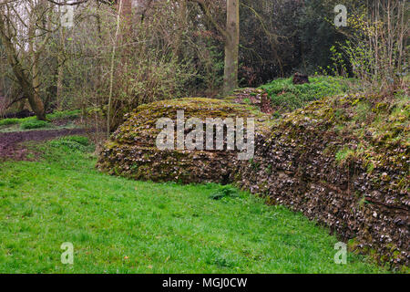 Anzeigen NW der südlichen Ecke Bastion der Zwei-Meile langen Römischen Mauer gebaut AD 265-70 die Stadt Verulamium (St. Albans), England, UK zu verteidigen. Stockfoto