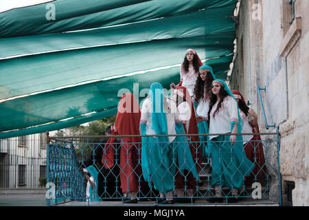 Eine Gruppe von arabischen christlichen Schülerinnen tragen biblische Kostüm für ein Drama Show auf der franziskanischen Schule Hochschule des Freres im christlichen Viertel der Altstadt Ost Jerusalem Israel. Stockfoto