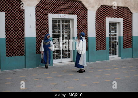 Arabisch-christliche Schülerinnen tragen biblische Kostüm für ein Drama Show im Innenhof der franziskanischen Schule Hochschule des Freres im christlichen Viertel der Altstadt Ost Jerusalem Israel. Stockfoto