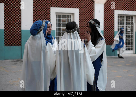 Arabisch-christliche Schülerinnen tragen biblische Kostüm für ein Drama Show im Innenhof der franziskanischen Schule Hochschule des Freres im christlichen Viertel der Altstadt Ost Jerusalem Israel. Stockfoto