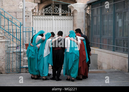 Arabisch-christliche Schüler tragen biblische Kostüm für ein Drama Show im Innenhof der franziskanischen Schule Hochschule des Freres im christlichen Viertel der Altstadt Ost Jerusalem Israel. Stockfoto