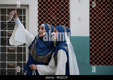 Arabisch-christliche Schülerinnen tragen biblische Kostüm für ein Drama Show ein selfie im Innenhof der franziskanischen Schule Hochschule des Freres im christlichen Viertel der Altstadt Ost Jerusalem Israel. Stockfoto