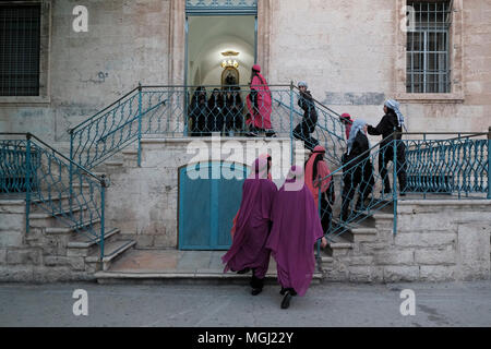 Eine Gruppe von arabischen christlichen Schülerinnen tragen biblische Kostüm für ein Drama Show auf der franziskanischen Schule Hochschule des Freres im christlichen Viertel der Altstadt Ost Jerusalem Israel. Stockfoto