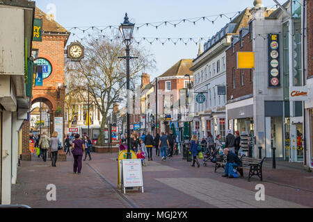 Ashford High Street, Einkaufszentrum, Shopper, Ashford, Kent, England, Großbritannien Stockfoto