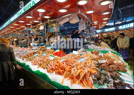 Der Meeresfrüchte an der Markt La Boqueria, Barcelona, Katalonien, Spanien, Europa verkaufen Stockfoto