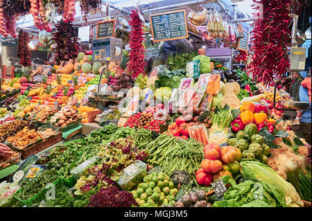 Lebensmittelgeschäft an der Markt La Boqueria, Barcelona, Katalonien, Spanien, Europa Stockfoto