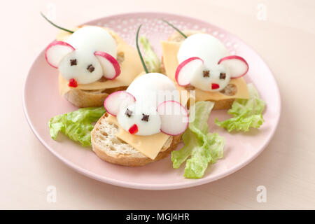 Gesund essen, Käse Sandwich mit radieschen Mäuse Stockfoto