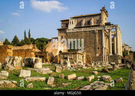 Architektonischen Ruinen auf dem Boden neben Tempel Antoninus und Faustin, jetzt als Kirche von San Lorenzo in Miranda verwendet. Forum Romanum, Rom, Italien Stockfoto