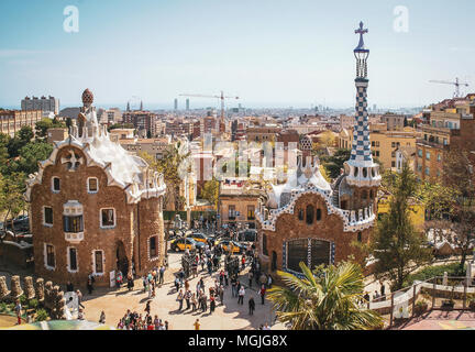 Fantasy Häuser von Gaudi am Eingang zum Parc Güell. Barcelona, Spanien. Besucher aus der ganzen Welt. Stadt Barcelona in der Ferne. Stockfoto