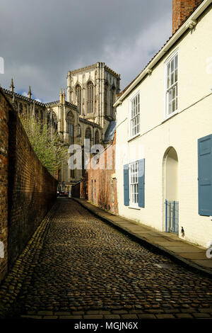 Blick entlang der alten Kopfsteinpflaster des Kapitels House Street in Richtung York Minster. Stockfoto