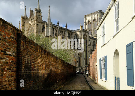 Blick entlang der alten Kopfsteinpflaster des Kapitels House Street in Richtung York Minster. Stockfoto