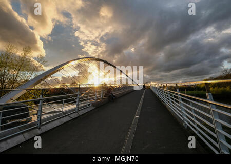Die Menschen den Fluss Ouse Überfahrt über das moderne Millennium Bridge Stockfoto