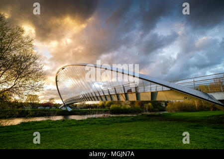 Das moderne Millennium Bridge über den Fluss Ouse in York. Stockfoto