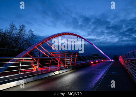 Die Millennium Bridge, New York ist abends beleuchtet. Stockfoto