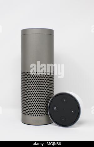 Amazon Echo Plus und Amazon Echo Dot (2. Generation) auf weißem Hintergrund Stockfoto
