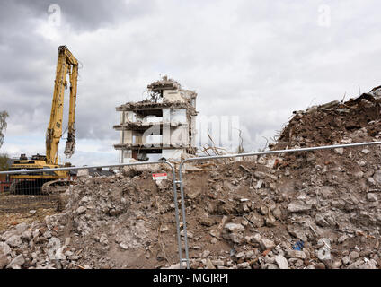 Betonschutt auf Abbruchstelle von kontrollierten Abriss von Multi Geschoss Stahlbetongebäude in Bury lancashire uk Stockfoto