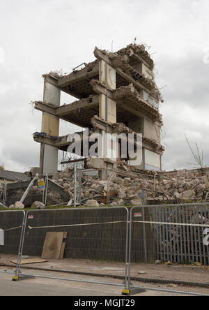 Kontrollierter Abriss eines mehrstöckigen Stahlbetongebäudes mit Sicherheit Fechten und Betonschutt im Vordergrund in Bury lancashire uk Stockfoto