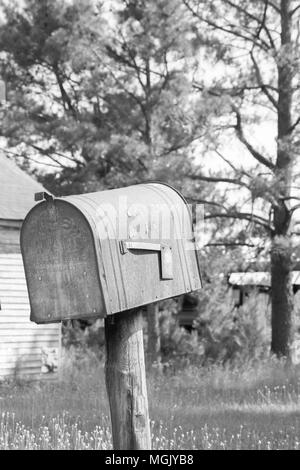 Vintage Szene aus vergangener Tage. Fahren Sie die Landstraßen und verrostet Mailboxen, alte Gaspumpen sehen, und hölzerne Gebäude untergebracht lange Folk vergessen Stockfoto