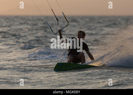 Kitesurfen mit viel Spray in Punta Chame Lagune, Panama Stockfoto