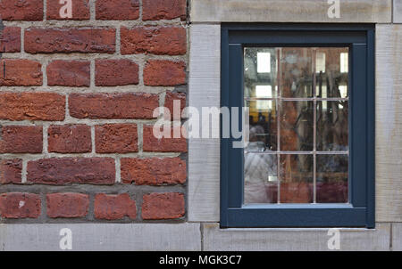 Red brick wall mit antiken Fenster Stockfoto