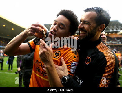 Wolverhampton Wanderers' Helder Costa und Trainer Joao Lapa (rechts) feiern, nachdem der Himmel Wette Meisterschaft Gleiches an Molineux, Wolverhampton. Stockfoto