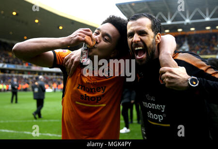 Wolverhampton Wanderers' Helder Costa und Trainer Joao Lapa (rechts) feiern, nachdem der Himmel Wette Meisterschaft Gleiches an Molineux, Wolverhampton. Stockfoto