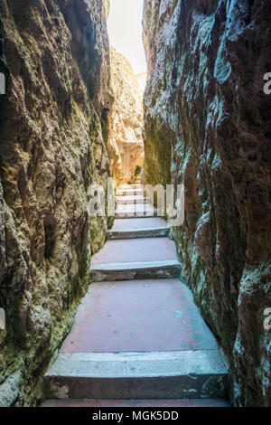 Montagna Spaccata Heiligtum in Gaeta, Provinz Latina in der italienischen Region Latium. Stockfoto