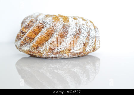 Ein gugelhupf ist ein Hefe basierend Kuchen, traditionell gebacken in einem charakteristischen kreisförmigen Bundt Schimmel Stockfoto