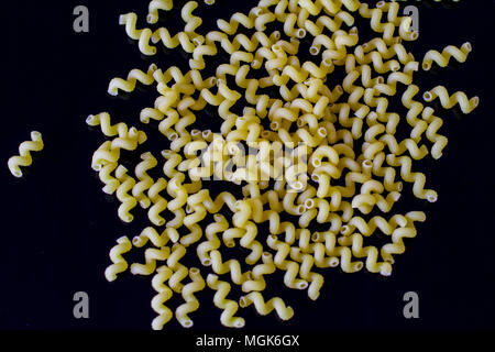 Cavatappi ist Makkaroni in einem schraubenförmigen Rohr geformt. Cavatappi ist das italienische Wort für Korkenzieher Stockfoto