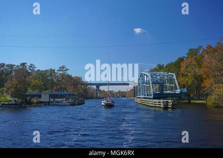 Intracoastal Waterway, Vereinigte Staaten - ein Segelboot Motoren durch eine offene Swing Bridge in der Nähe von South Carolina Myrtle Beach Stockfoto