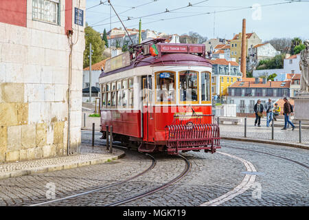 Lissabon - April 01, 2018: öffentliche Straßenbahn auf den Straßen der Alfama Viertel, die Altstadt von Lissabon, Portugal. Stockfoto