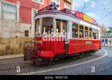 Lissabon - April 01, 2018: öffentliche Straßenbahn auf den Straßen der Alfama Viertel, die Altstadt von Lissabon, Portugal. Stockfoto