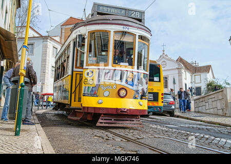 Lissabon - April 01, 2018: Touristische elektrische Straßenbahn in einer Straße in der Innenstadt von Lissabon, Portugal. Stockfoto