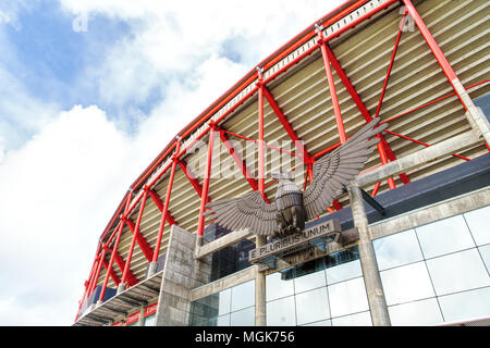 Lissabon, Portugal - 05 April, 2018: Eagle Skulptur am Eingang von Benfica Stadion in Lissabon. Stockfoto