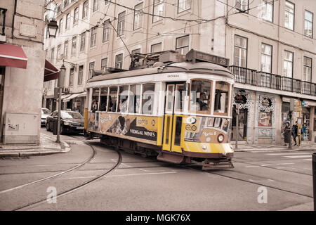 Lissabon - April 01, 2018: traditionelle Straßenbahn Beförderung im Stadtzentrum von Lissabon, Portugal. Die Stadt gehalten alte traditionelle Straßenbahn im Dienst innerhalb der Stockfoto