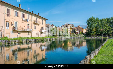 Rieti, Hauptstadt der historischen Region Sabina, Blick vom Fluss Velino, Latium (Italien) Stockfoto