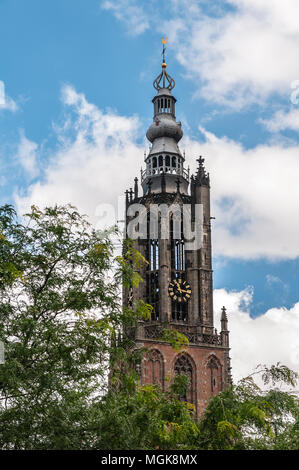 Old Dutch Kirchturm mit schönen Bäume in Blüte stehen im Vordergrund Stockfoto