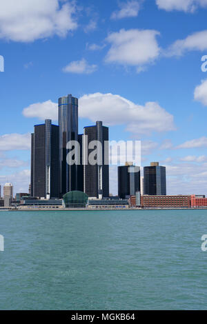 Detroit Renaissance Center während einer schönen Tag Blick von Windsor, Ontario, Kanada. Stockfoto