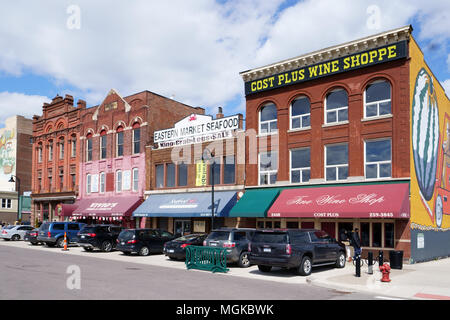 Detroit, Michigan/USA, 7. April 2018: Eastern Market Meeresfrüchte, Kosten plus Wein Shoppe. Stockfoto