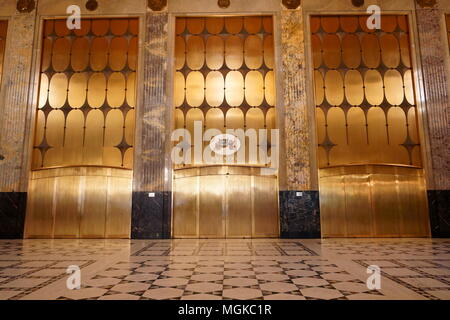 Detroit, Michigan/USA, 9. April 2018: Fisher Building, Theater der Türen in der Haupteingang. Albert Kahn, architech. Stockfoto