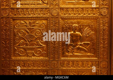 Detroit, Michigan/USA, 9. April 2018: Fisher Building, Detail auf der Aufzugstür im Haupteingang. Albert Kahn, architech. Stockfoto