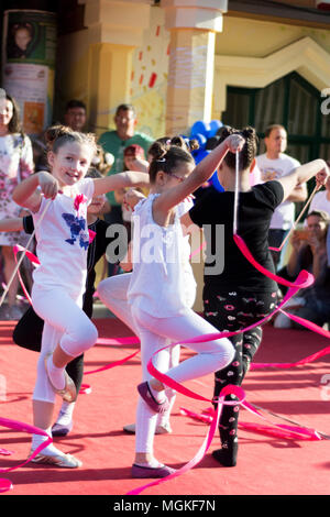 Nis, Serbien - 27. April 2018: Die weiblichen Kinder tanzen mit bunten Band auf der Bühne. Welttag der Tanz Fest. Selektive konzentrieren. Stockfoto