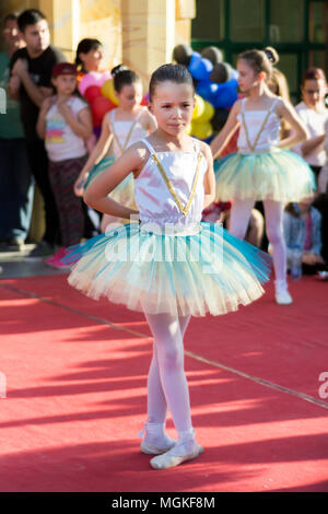 Nis, Serbien - April 27, 2018: Kid Ballerina in Buntes Kleid auf die öffentliche Bühne. Welttag des Tanzes Konzept Stockfoto