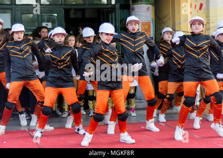 Nis, Serbien - 27. April 2018: Kinder tanzen auf der öffentlichen Bühne zum Tanz Fest. Selektiver Fokus Stockfoto